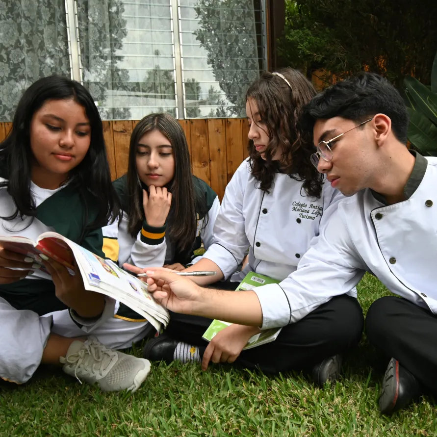 Estudiantes en Colegio Antigua